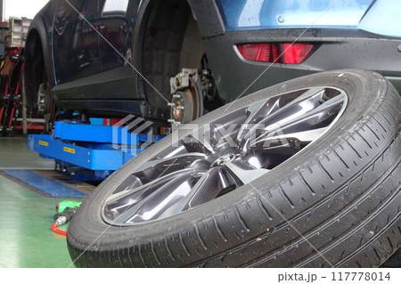 ビジネスイメージ ピットでタイヤ交換 ビジネスイメージ ピットでタイヤ交換 117778014