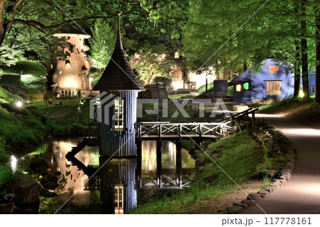 あけぼの子どもの森公園、ゴールデンウィークにライトアップされた公園の様子を写す あけぼの子どもの森公園、ゴールデンウィークにライトアップされた公園の様子を写す 117778161