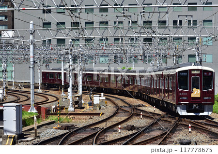 大阪梅田に到着する阪急京都線 2300系 117778675