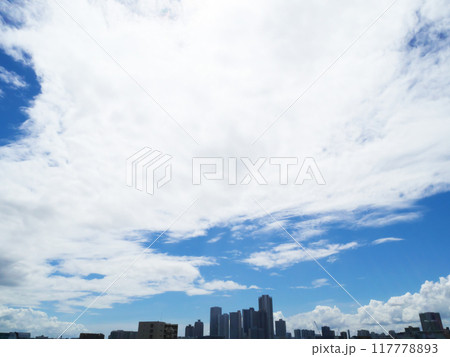 青空に広がる白い雲と高層ビル群|東雲・有明 青空に広がる白い雲と高層ビル群|東雲・有明 117778893