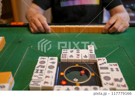 電動麻雀卓で麻雀をしているところ 117779166