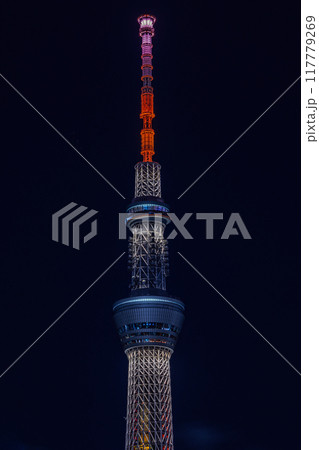 日本　東京都墨田区のライトアップされた東京スカイツリー 117779269