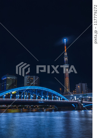 日本 東京都台東区浅草の隅田川沿いの夜景とライトアップされた東京スカイツリーと駒形橋 日本 東京都台東区浅草の隅田川沿いの夜景とライトアップされた東京スカイツリーと駒形橋 117779272
