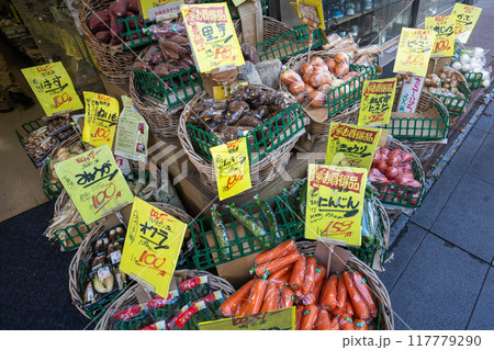 冬の八百屋さん風景 117779290