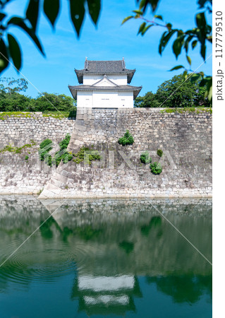 大阪城、南外堀東側の一番櫓を望む景色 117779510