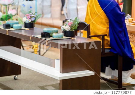 法要中の僧侶 117779877