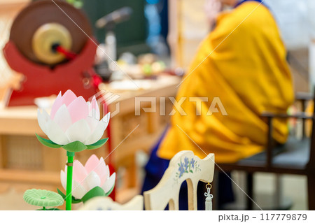 法要中の僧侶 法要中の僧侶 117779879