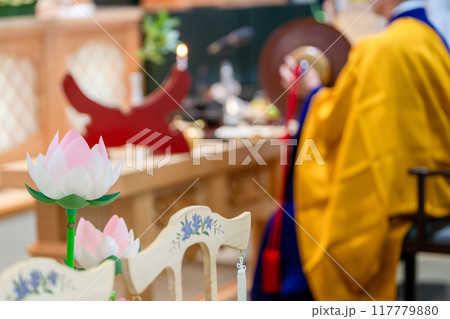 法要中の僧侶 法要中の僧侶 117779880