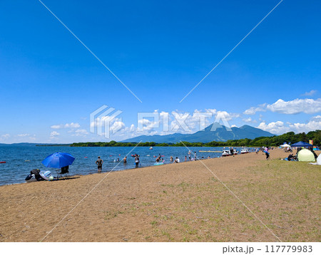 福島県猪苗代町の志田浜から猪苗代湖越しに見る磐梯山 117779983