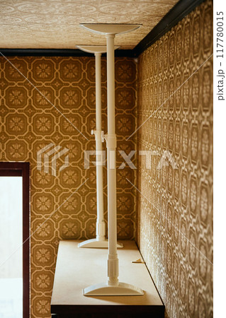 突っ張り棒で転倒防止対策をする靴箱 117780015