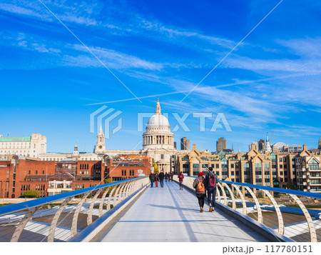 ロンドン セント・ポール大聖堂とミレニアム・ブリッジ ロンドン セント・ポール大聖堂とミレニアム・ブリッジ 117780151