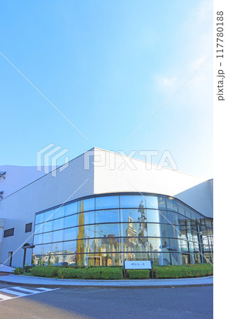 曲面ガラスが印象的な美濃加茂市文化会館の風景 117780188