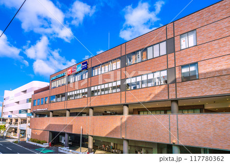 日本の横浜都市景観 8月。SOTETSU　二俣川駅などを望む 117780362