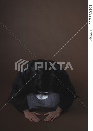 正座する紋付袴の若い男性　 117780501