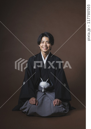 正座する紋付袴の若い男性 正座する紋付袴の若い男性 117780503