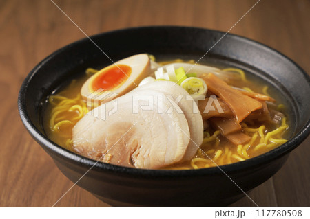 煮卵とチャーシューが乗った味噌ラーメン 煮卵とチャーシューが乗った味噌ラーメン 117780508