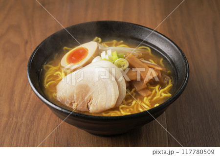 煮卵とチャーシューが乗った味噌ラーメン 117780509