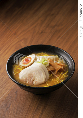 煮卵とチャーシューが乗った味噌ラーメン 煮卵とチャーシューが乗った味噌ラーメン 117780512