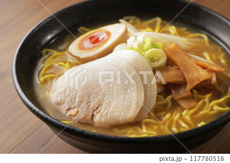 煮卵とチャーシューが乗った味噌ラーメン 煮卵とチャーシューが乗った味噌ラーメン 117780516