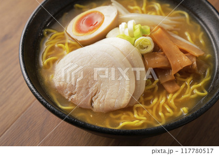 煮卵とチャーシューが乗った味噌ラーメン 煮卵とチャーシューが乗った味噌ラーメン 117780517