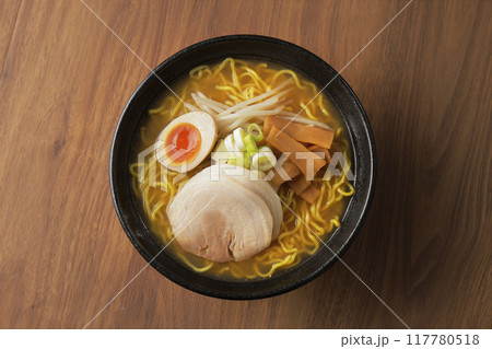 煮卵とチャーシューが乗った味噌ラーメン 117780518