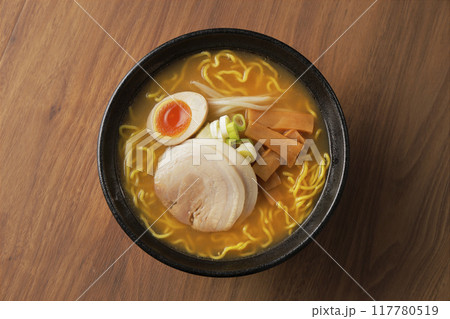 煮卵とチャーシューが乗った味噌ラーメン 煮卵とチャーシューが乗った味噌ラーメン 117780519