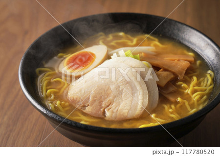 煮卵とチャーシューが乗った味噌ラーメンの写真素材 [117780520] - PIXTA