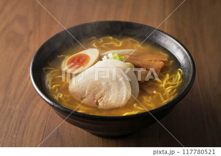 煮卵とチャーシューが乗った味噌ラーメン 117780521