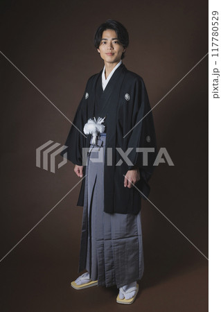 紋付袴の若い男性 117780529