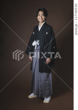 紋付袴の若い男性 117780530