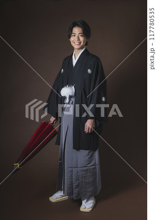 紋付袴の若い男性 紋付袴の若い男性 117780535