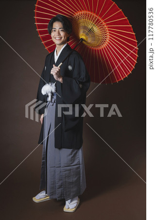 紋付袴の若い男性 117780536