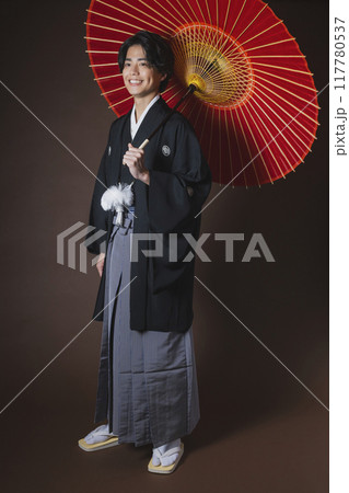 紋付袴の若い男性 紋付袴の若い男性 117780537
