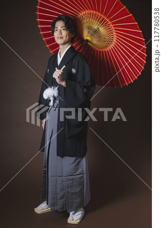 紋付袴の若い男性 117780538