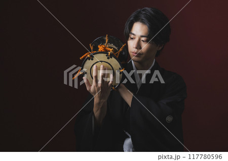 和楽器を演奏する紋付袴の男性 117780596