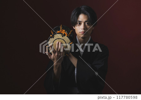 和楽器を演奏する紋付袴の男性 117780598