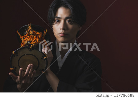 和楽器を演奏する紋付袴の男性 和楽器を演奏する紋付袴の男性 117780599