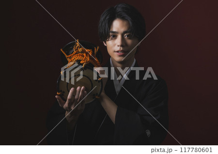 和楽器を演奏する紋付袴の男性 和楽器を演奏する紋付袴の男性 117780601