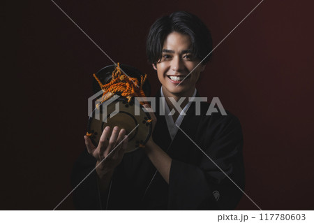 和楽器を演奏する紋付袴の男性 117780603
