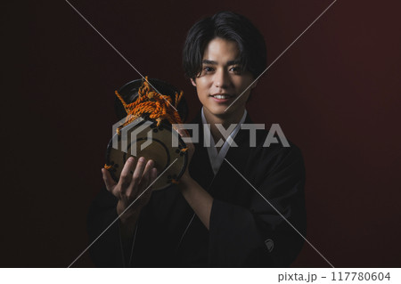 和楽器を演奏する紋付袴の男性 117780604