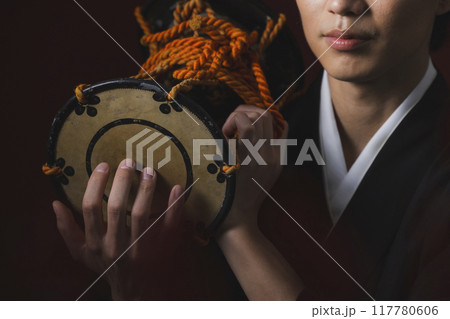 和楽器を演奏する紋付袴の男性 和楽器を演奏する紋付袴の男性 117780606