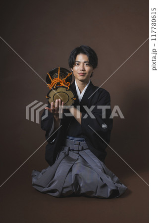 和楽器を演奏する紋付袴の男性 117780615