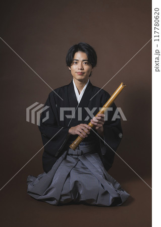 和楽器を演奏する紋付袴の男性 和楽器を演奏する紋付袴の男性 117780620