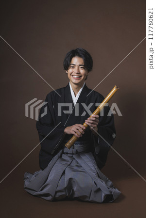 和楽器を演奏する紋付袴の男性 和楽器を演奏する紋付袴の男性 117780621