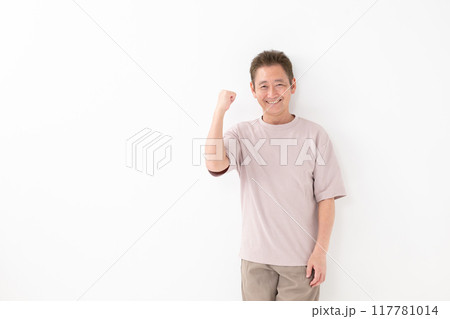 ガッツポーズをするシニア男性 117781014