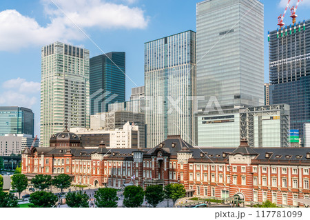 【東京都】夏の青空広がる東京駅前 117781099