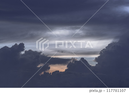 The sky is being covered with amazing clouds. 117781107