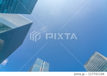 【東京都】真っ青な空と都心の高層ビル群 117781188