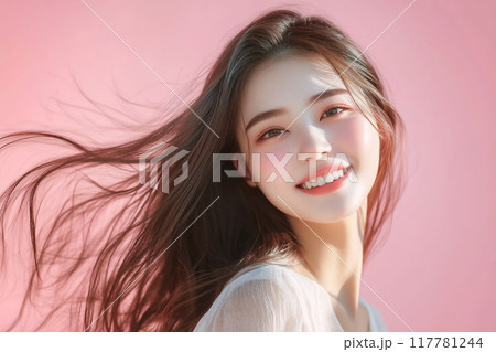 優しく微笑む髪を靡かせた振り向く美しい女性 117781244