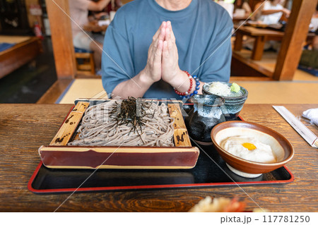 蕎麦を食べる男性 117781250